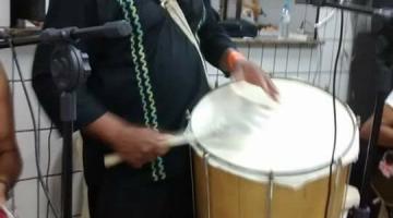 Vander do Surdo tocando o instrumento. #paratodosverem
