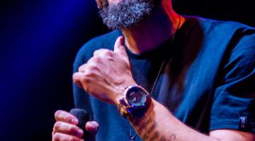 cantor se apresentano #paratodosverem