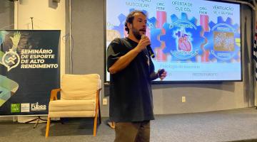 palestrante fala no palco #paratodosverem