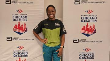 atleta em pé posa pra foto #paratodosverem