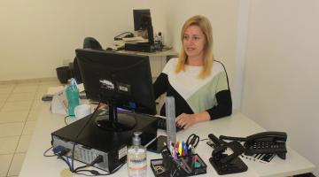Vanessa trabalhando sentando em frente ao computador. #paratodosverem