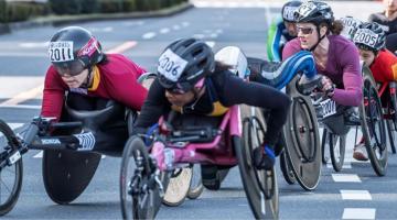 maratonistas em cadeira de rodas na maratona de tóquio. #Paratodosverem