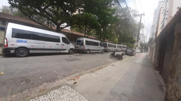 Cinco veículos são multados por desrespeito à lei do turismo de um dia em Santos