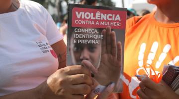 pessoa segura panfleto com mensagem contra a violência #paratodosverem 