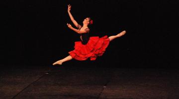 bailarina salta durante dança #paratodosverem 