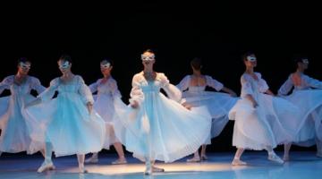 bailarinas dançando caracterizadas em palco #paratodosverem