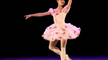 bailarina dançando no palco #paratodosverem