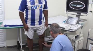 médico analista perna de paciente #paratodosverem