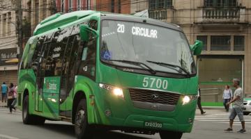 micro-ônibus elétrico em rua da Cidade. #paratodosverem