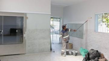 Homem está pintando sala com rolo. #Paratodosverem