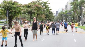 pessoas caminhando na avenida da praia #paratodosverem