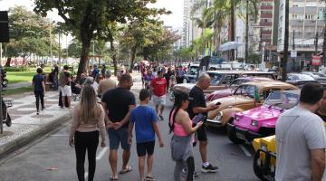 pessoas na praia #paratodosverem