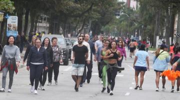 pessoas correndo na orla #paratodosverem
