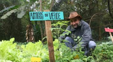 pessoa plantando em horta #paratodosverem