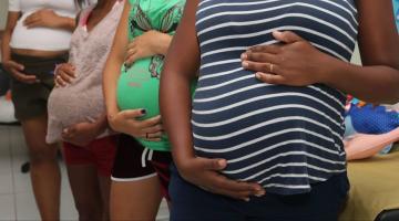 quatro gestantes enfileiradas lado a lado O foco é nas barrigas. Seus rostos não aparecem 
