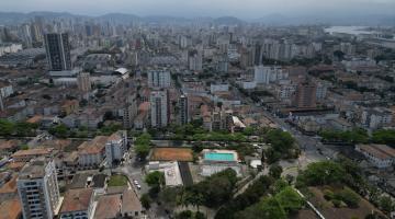 visão aérea do terreno onde ficará a vila #paratodosverem
