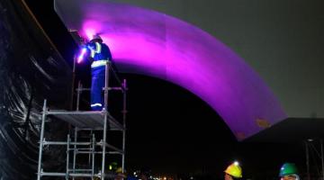 Operários realizam teste na iluminação do viaduto. #pracegover