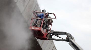 Superfície lateral de viaduto é lixada e polida. #paratodosverem