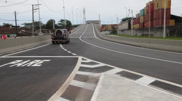 Viaduto liga bairros e abre opção de acesso na chegada a Santos