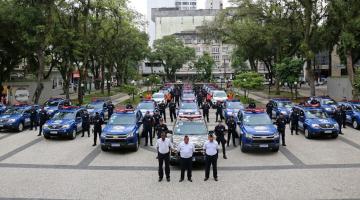 vários veículos estacionados na praça mauá de frente para a prefeitura. Guarda municipais estão em posição de sentido junto aos veículos. #paratodosverem