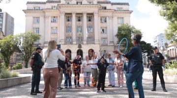 pessoas gravando o vídeo #paratodosverem