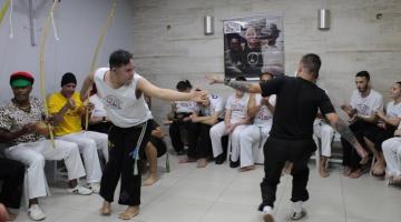 Capoeirista de Santos dá exemplo de inclusão pelo esporte em rede social 