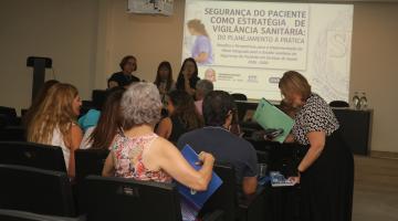 pessoas no encontro #paratodosverem 