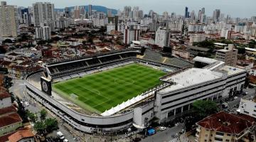 Vista aérea do estádio da vila belmiro, ainda vazio, com pessoas ao redor, na rua. #paratodosverem