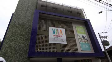 fachada de vila criativa com placa onde se lê Vila Criativa. #paratodosverem