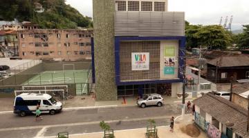 fachada de vila criativa com quadra poliesportiva do lado esquerdo. #paratodosverem