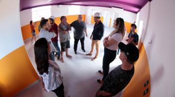 santistas em roda na obra #paratodosverem