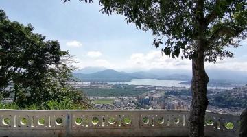 vista da praça do céu, que permite visão da cidade na parte de baixo. Muretas típicas de Santos cercam a frente do terreno. #paratodosverem