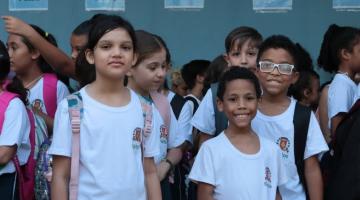 alunos em escola na volta às aulas #paratodosverem