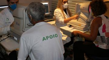Dias pessoas estão sendo examinadas na frente de aparelhos. #paratodosverem