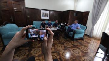 alunos em visita ao prefeito #paratodosverem
