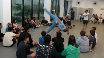 alunos jogando capoeira #paratodosverem