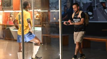 peruano fotografa estátua de pelé #paratodosverem