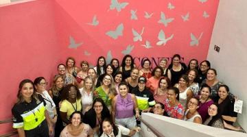 mulheres reunidas durante visita #paratodosverem