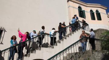 pessoas visitando o outeiro de santa catarina #paratodosverem