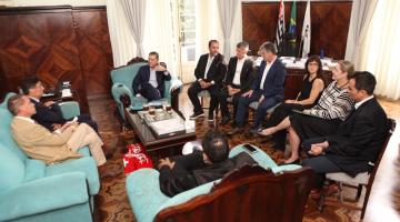 pessoas no gabinete encontrando o prefeito #paratodosverem 