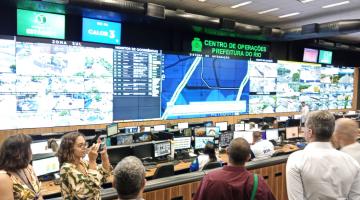 autoridades conhecendo a central do Rio #paratodosverem 