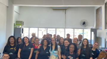 pessoas reunidas durante visita #paratodosverem