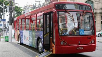 ônibus parado na praça mauá #paratodosverem