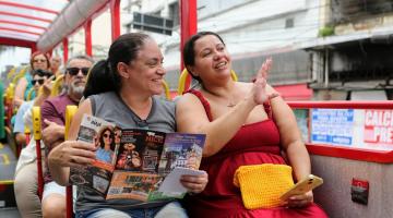 duas mulheres em ônibus #paratodosverem