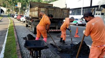 Trabalhadores realizam serviço na frente da Rodoviária #paratodosverem