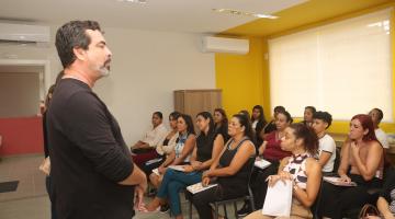 alunas sentads ouvem professor #paratodosverem 