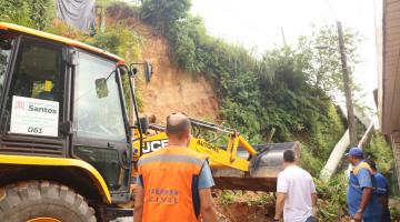 Trator remove terra em encosta. #pratodosverem