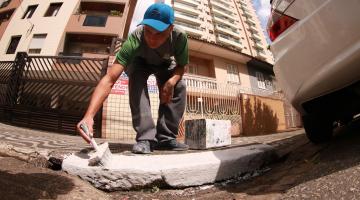 operário atua em calçada #paratodosverem 