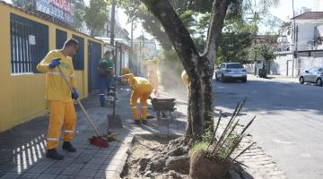 operários atuando em zeladoria na rua #paratodosverem 