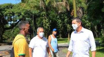 Em alameda de parque, prefeito conversa com munícipe. #Paratodosverem